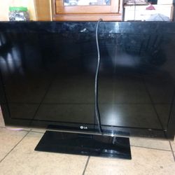Selling my LG TV as I know longer have use for it as I bought a smart TV it works perfectly fine.
