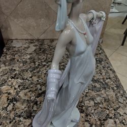 LLARDO GRAND DAME 1568 FIGURINE / VINTAGE & RETIRED. SHE IS ABSOLUTELY BEAUTIFUL, BUT MISSING HER HANDS AND HEAD PIECE.  $500.00 OR BEST OFFER.