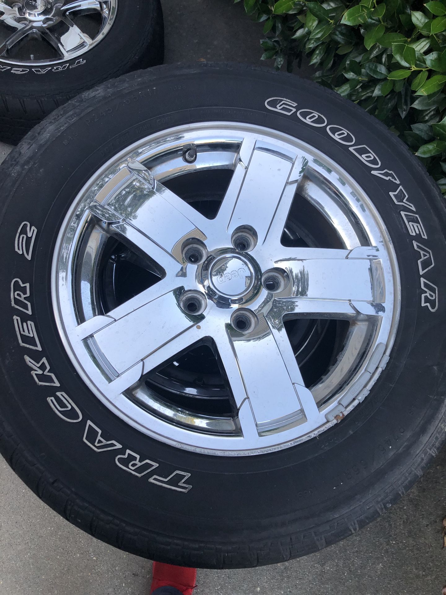 Wheel and tires for Jeep Grand Cherokee