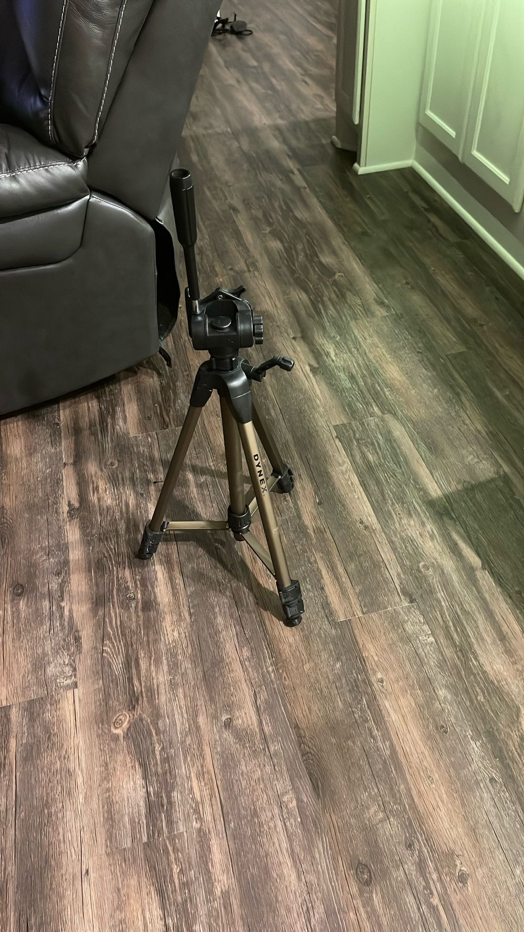 Dynex Universal Professional 60” Tripod DX-TRP60