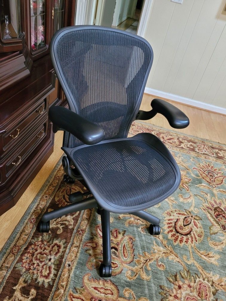 Herman Miller Aeron Size B Chair Fully Loaded With Adjustable Arm .