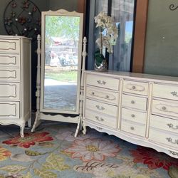 Beautiful French Provincial Set Great Conditions 