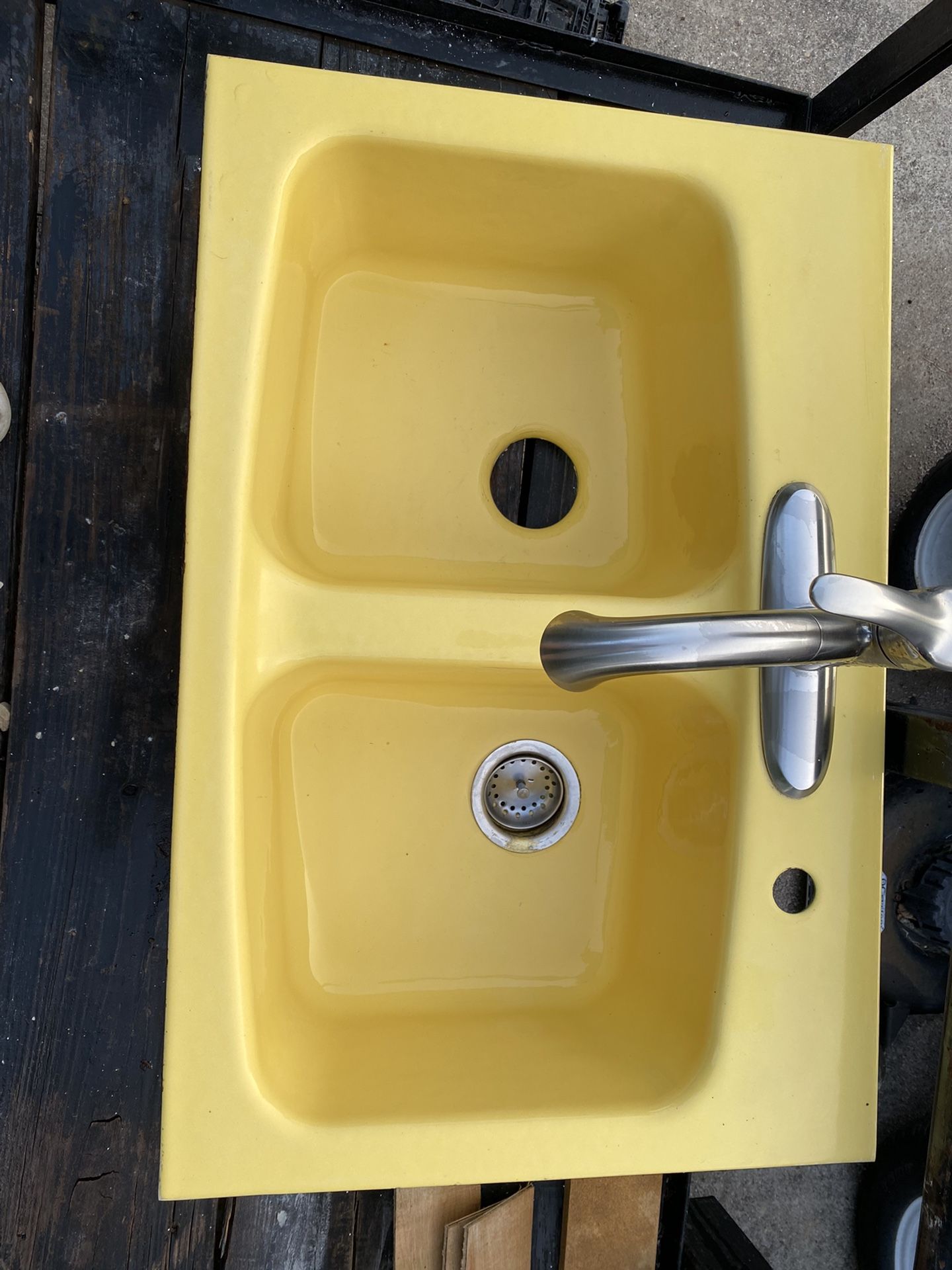 American Standard Lemon Yellow Sink