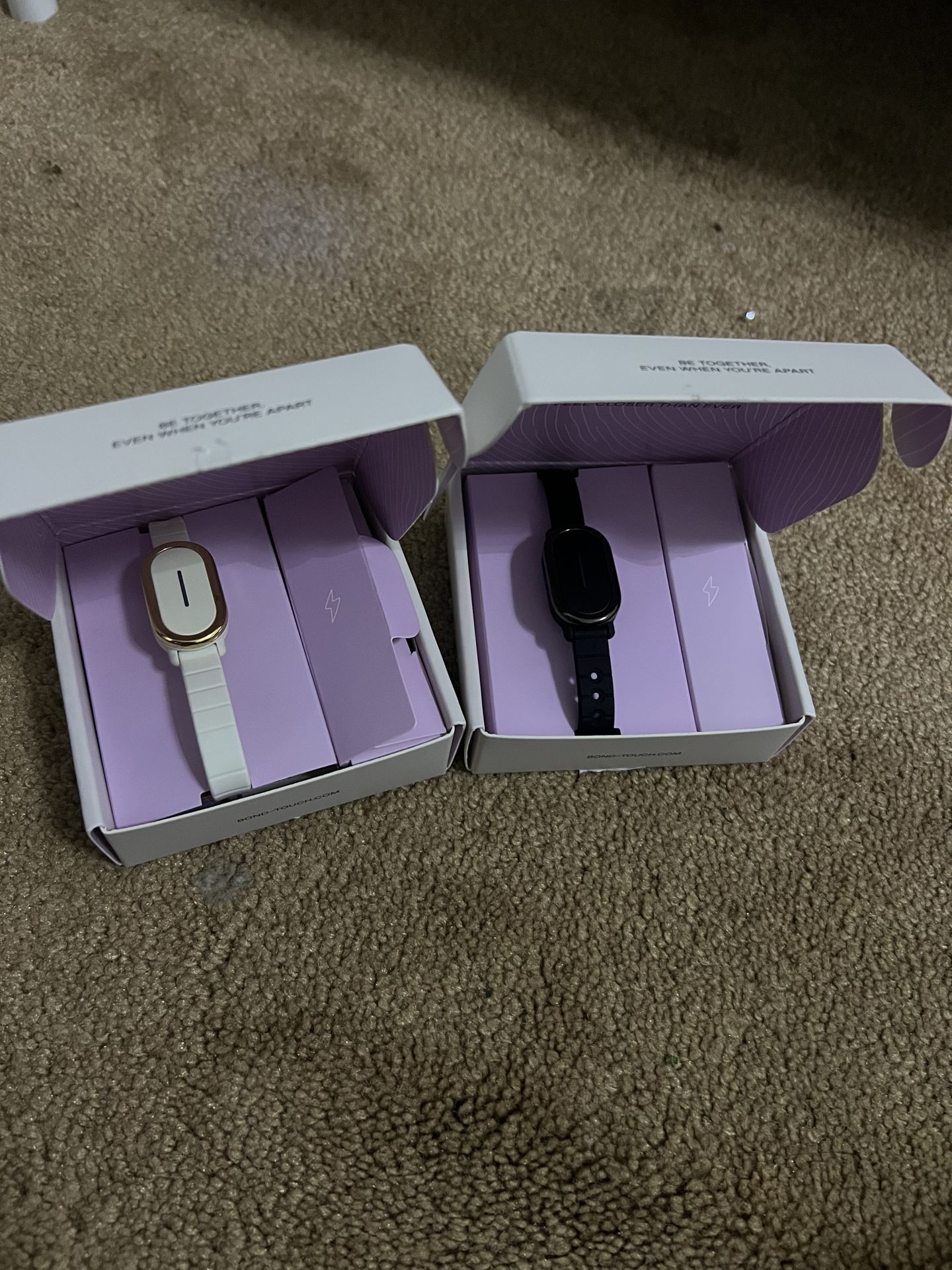 BOX CONTAINS 1X BOND TOUCH 4 BRACELET COLOR: OFF WHITE AND GOLD