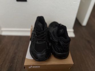 Black ASICS gel Kayano 14
