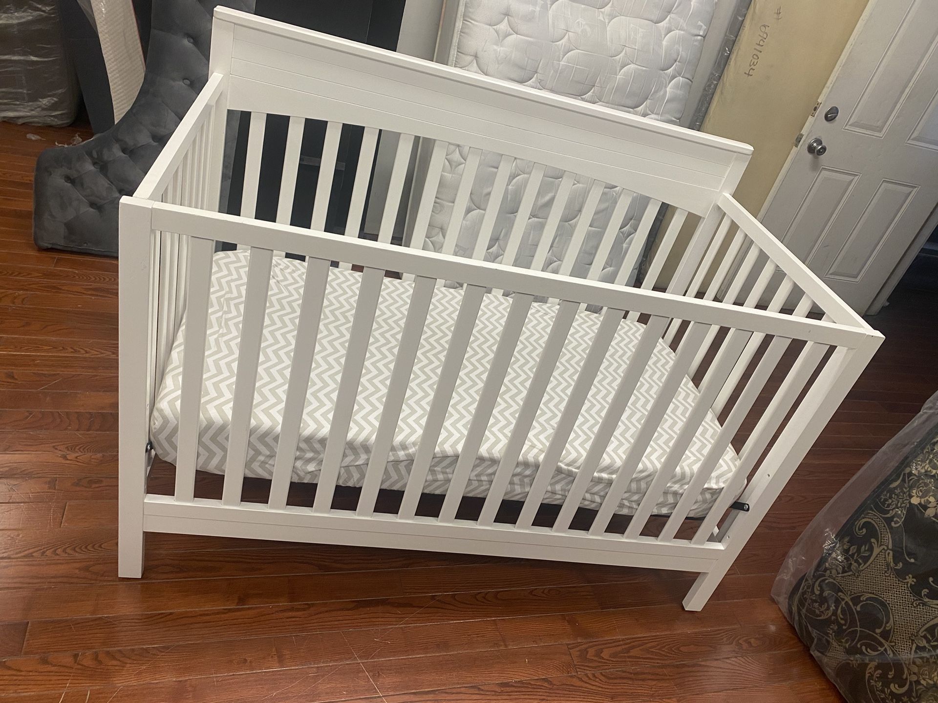 WHITE ADJUSTABLE BABY CRIB WITH MATTRESS