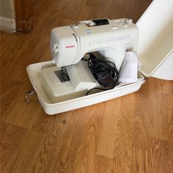Sewing Machine Singer, Like New