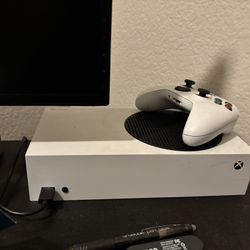 xbox series s, good condition, with 2 controllers