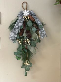 Beautiful Holiday Door Swag! 16”x30”