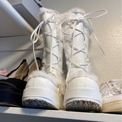 Women’s Size 9 Rave White Boots Snow Boots