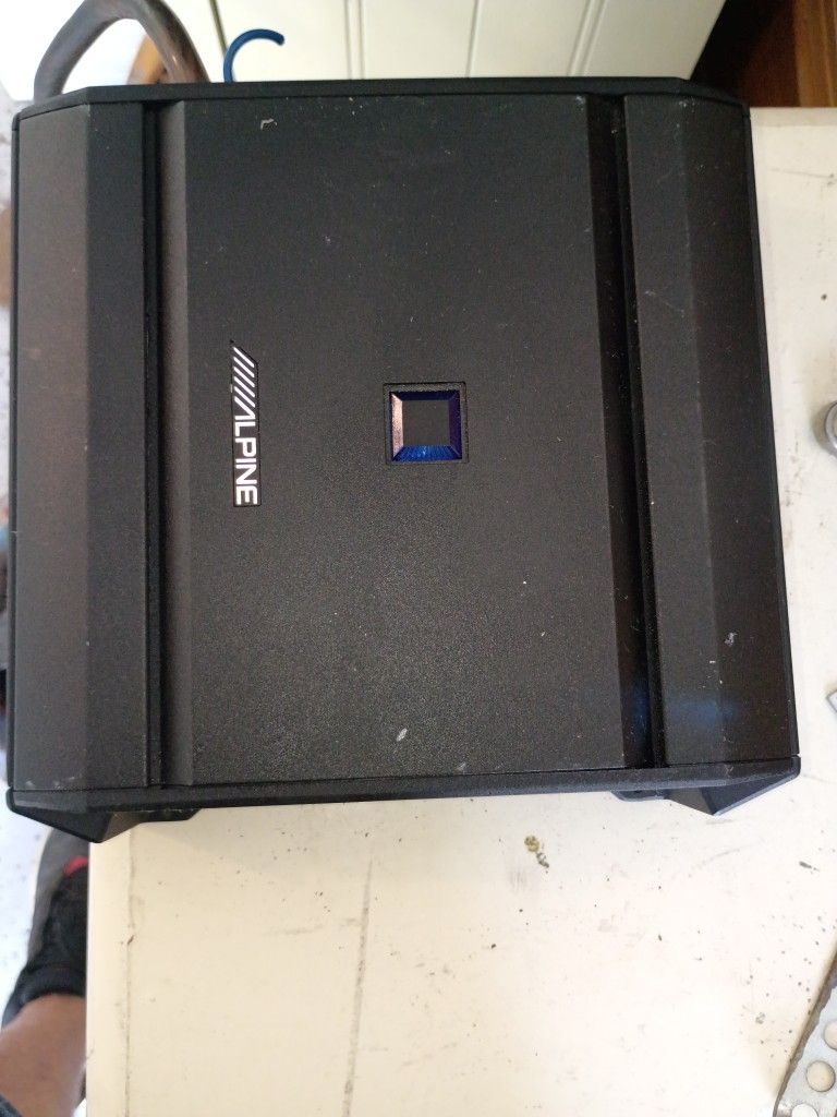 Alpine 600 W Amp