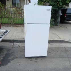 Frigidare Apartment Size Refrigerator 