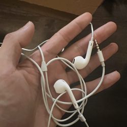 Apple EarPods 3.5mm Wired Headphones
