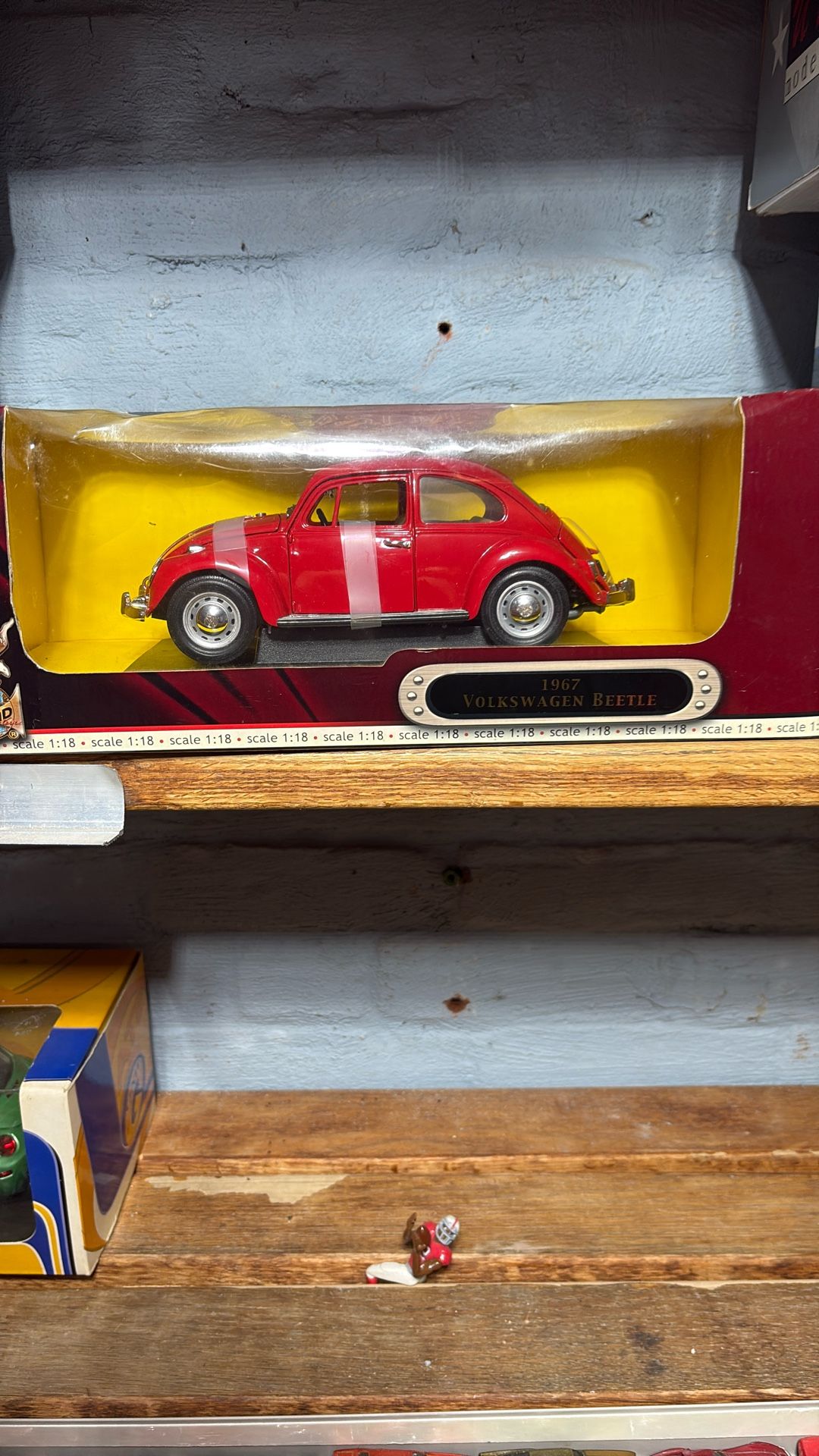 Road Legends 1967 VW Beetle bug Red 1:18 scale diecast model car in box