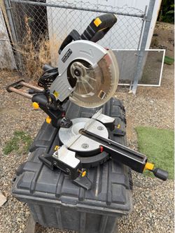 Sliding compound miter saw