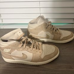 Brown/tan Nike’s