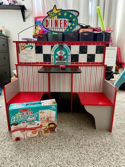 Melissa & Doug Double-Sided Wooden Star Diner Restaurant Kitchen Play Space Wooden Diner Booth & Pretend Play Set, Oven, Fridge, Drink Dispenser, Juke