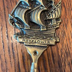• A cast metal wall hook with the Mayflower sailing ship. 🛳️ 
