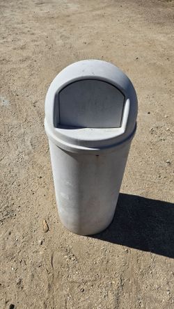 Trash can Rubbermaid