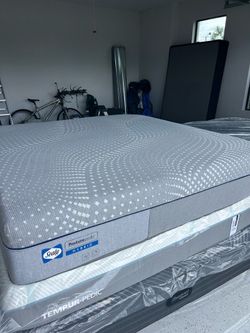 Sealy King 14 inch Hybrid Mattress (Showroom model) never slept on I can deliver or come see!  (Medium)   Retail $2,898 Your Price $775