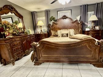 Beautiful! Look Alike Michael Amini /  Aico “ Tressor “ King Size Bedroom Set!