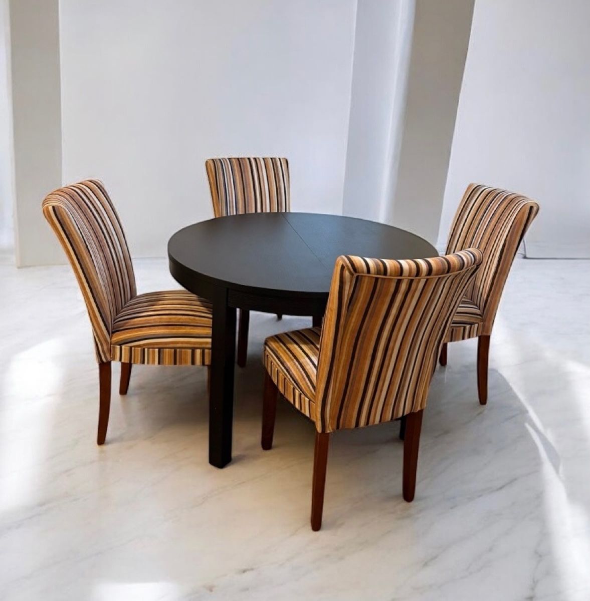 Dining Table- Expandible- 4 Chairs 