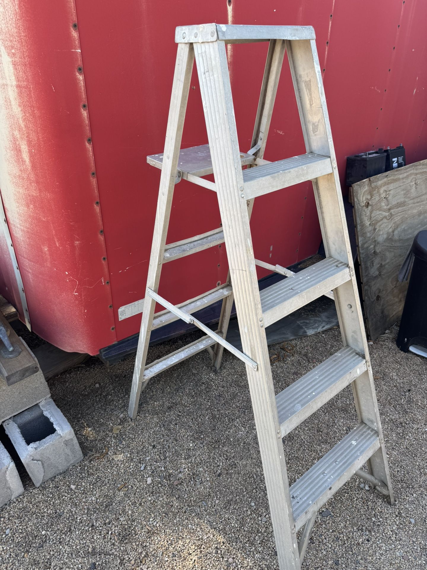 Aluminum ladder