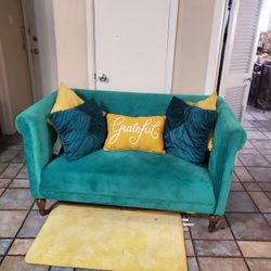 Loveseat/ W Pillows