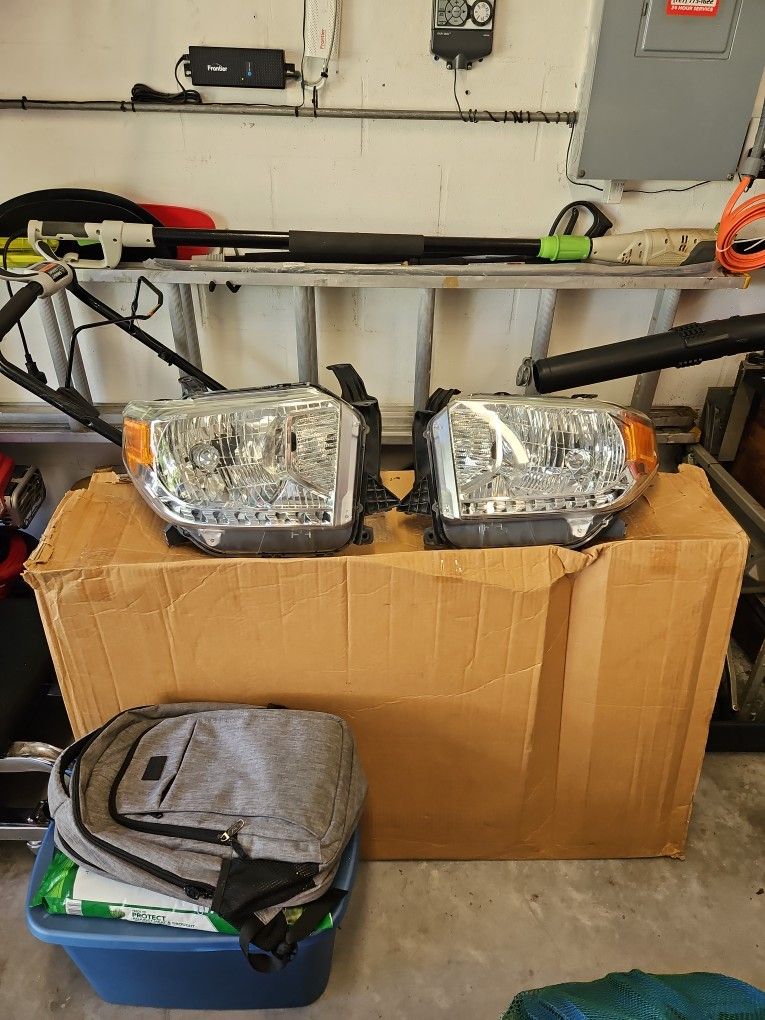 2015 Toyota Tundra Headlights