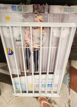 Baby safety gate