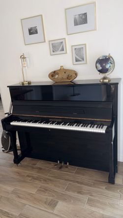 Upright Acoustic Piano – Black Gloss Finish