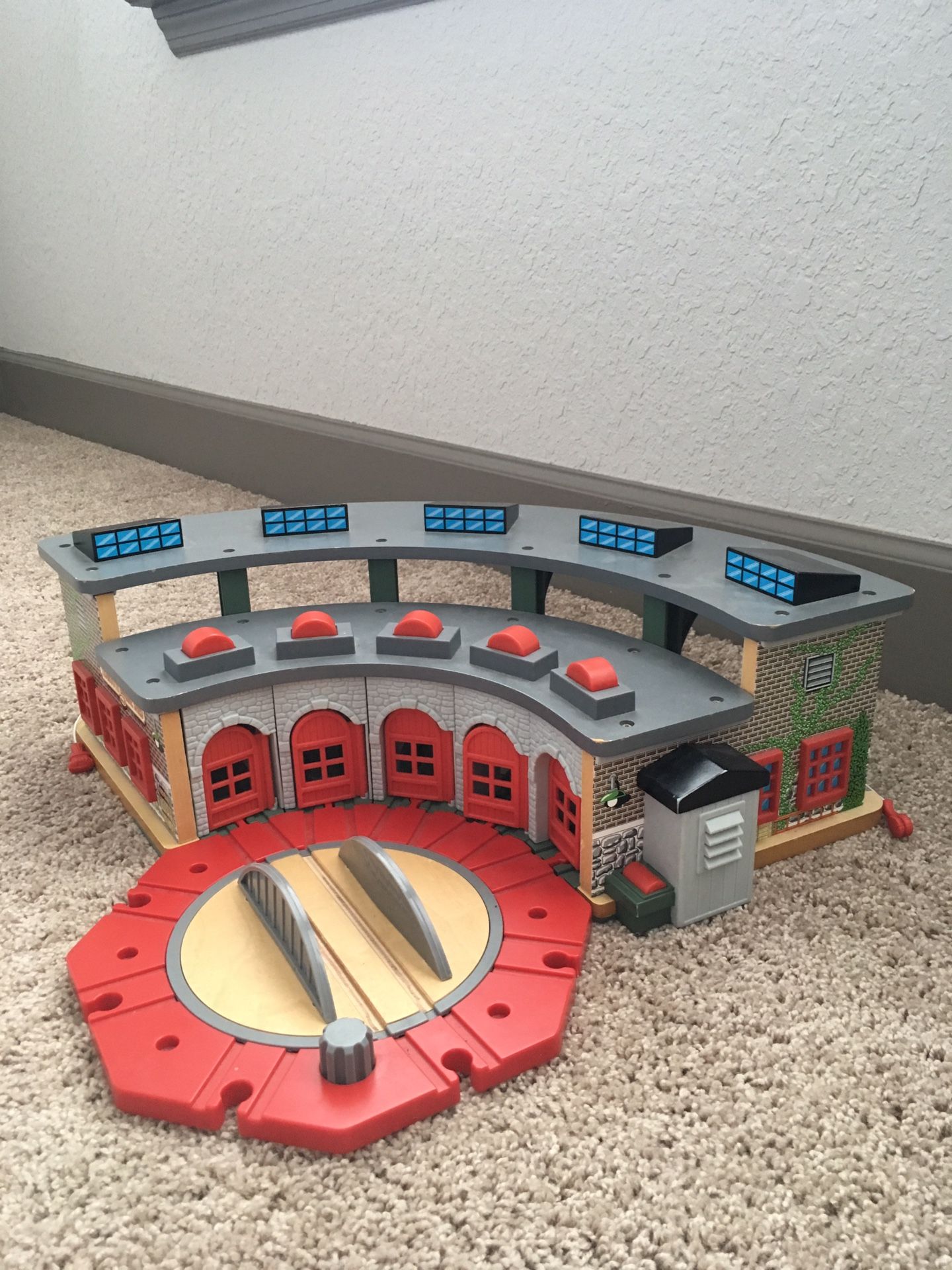 Thomas and Friends Wooden Railway - Deluxe Roundhouse