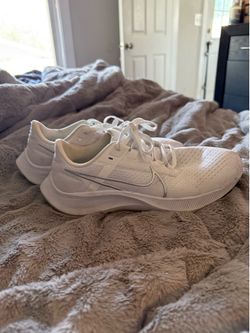 Women’s white 8.5 Nike zoom shoes
