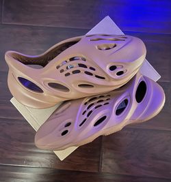 Yeezy Foam RNR Clay Red