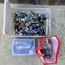 28 lbs of miscellaneous Lego plus a complete technic set. Many manuals included