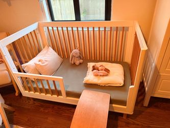 Beautiful convertible baby crib / toddler bed 🧸🤍