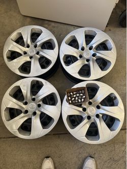 2022 Toyota RAV4 LE - Four 17 inch rims with OEM hub caps
