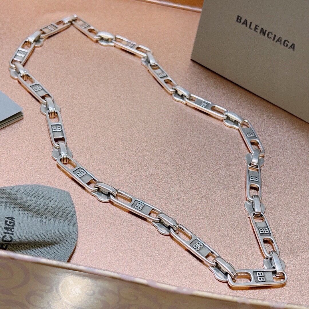 A zippered unisex necklace