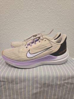 Nike sneakers shoes size US WOMEN 7