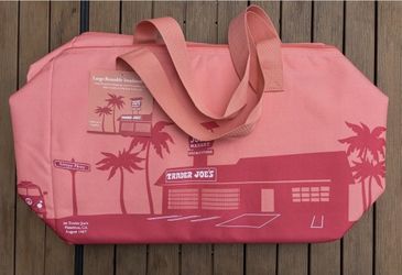 BRAND NEW EXCELLENT CONDITION WITH TAG LARGE 8 GALLON INSULATED REUSABLE LIMITED EDITION PEACH TOTE BAG