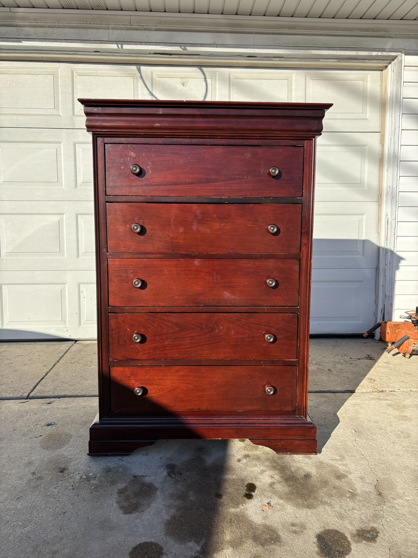 ‼️5 DRAWER DRESSER WITH BUILT IN MIRROR‼️FOR SALE 200$ OR BEST OFFER‼️DELIVERY AVAILABLE🚚