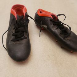 Kids black and red puma size US 4.5