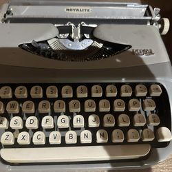 Vintage RoyaliteTypewriter