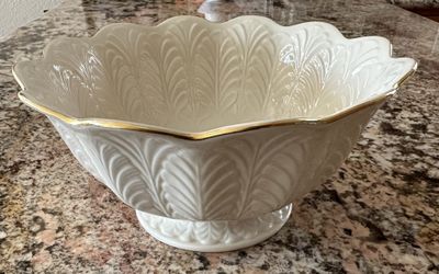 Lenox China Greenfield Collection 10-inch Centerpiece Serving Bowl with 24 K gold trim, check pictures 