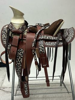 Monturas charra para caballos 100% piel de la mejor calidad y con excelentes diseños  Con todos sus accesorios incluidos  + cincho  + cabezada o corre