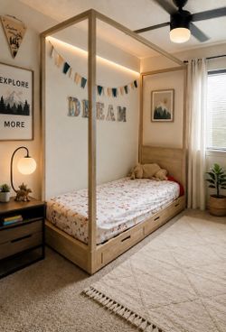 MOVING ! Beautiful twin canopy bed