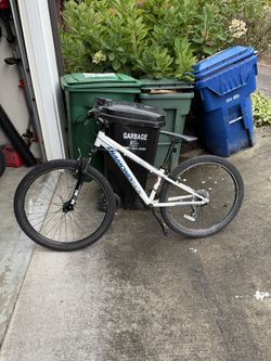 Diamondback Mountain Bike - 27.5” - Excellent condition