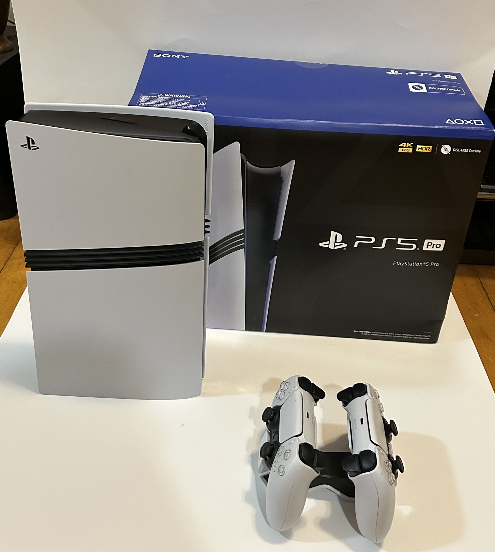 PS5 PRO + 2 REMOTES AND CHARGER