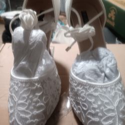 New Nice Satin White Heels, Size 9 Women Asking $20 Firm Puo On 59th Ave In CAMELBACK 