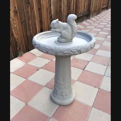 New Bird Bath Made Out Of Cement Perfect Gift For Any Occasion 